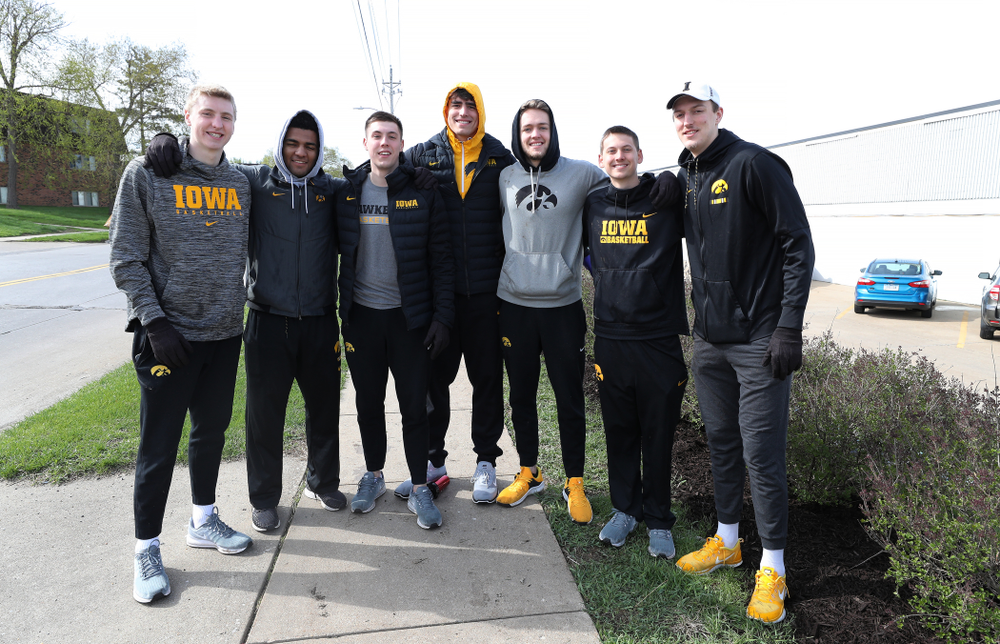 Members fo the Iowa MenÕs Basketball team volunteer with the South District Neighborhood Clean-up during the annual Iowa Athletics Day of Caring Sunday, April 28, 2019 in Iowa City. (Brian Ray/hawkeyesports.com)