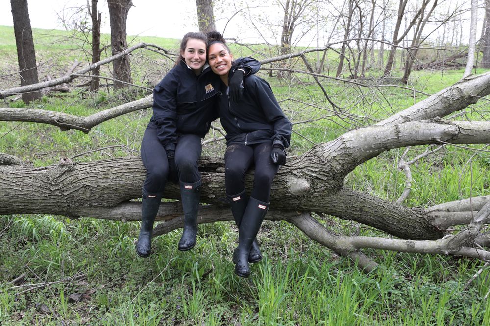 Members of the WomenÕs Soccer team volunteer with the Iowa City Public Works department along the Iowa River during the annual Iowa Athletics Day of Caring Sunday, April 28, 2019 in Iowa City. (Brian Ray/hawkeyesports.com)