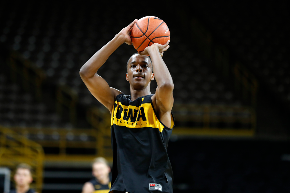 Iowa Hawkeyes guard Maishe Dailey (1) pulls up for a shot during the first practice of the season Monday, October 1, 2018 at Carver-Hawkeye Arena. (Brian Ray/hawkeyesports.com)