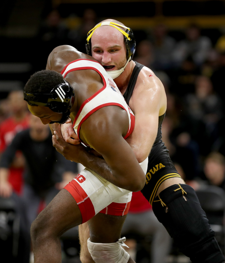 Iowa’s Alex Marinelli wrestles Nebraska’s Isaiah White at 165 pounds Saturday, January 18, 2020 at Carver-Hawkeye Arena. Marinelli won the match 4-3. (Brian Ray/hawkeyesports.com)