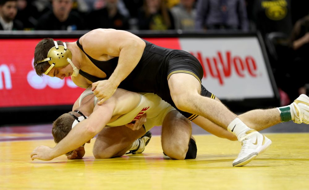 Iowa’s Abe Assad wrestles Ohio State’s Rockey Jordan at 184 pounds Friday, January 24, 2020 at Carver-Hawkeye Arena. Assad won the match 3-1. (Brian Ray/hawkeyesports.com)