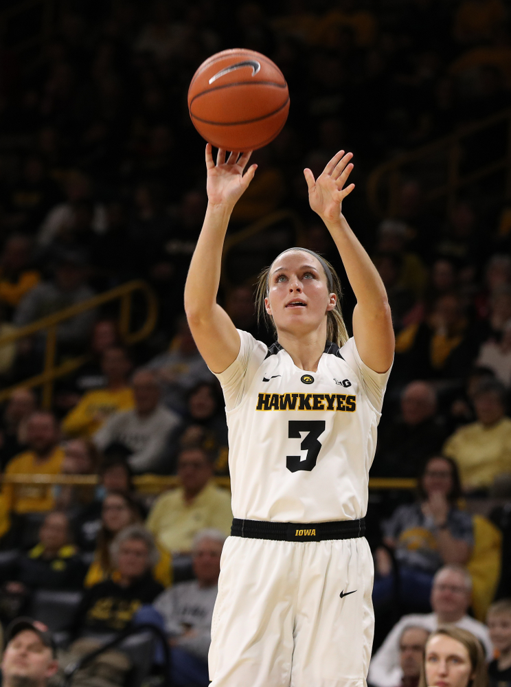 Iowa Hawkeyes guard Makenzie Meyer (3) against the Illinois Fighting Illini Thursday, February 14, 2019 at Carver-Hawkeye Arena. (Brian Ray/hawkeyesports.com)
