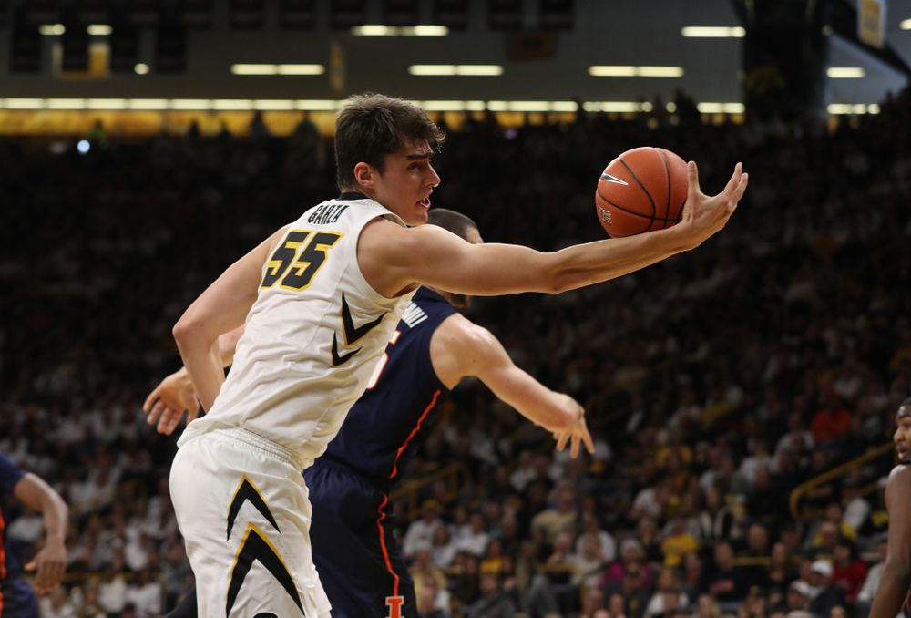 Iowa Hawkeyes forward Luka Garza (55) against the Illinois Fighting Illini Sunday, January 20, 2019 at Carver-Hawkeye Arena. (Brian Ray/hawkeyesports.com)