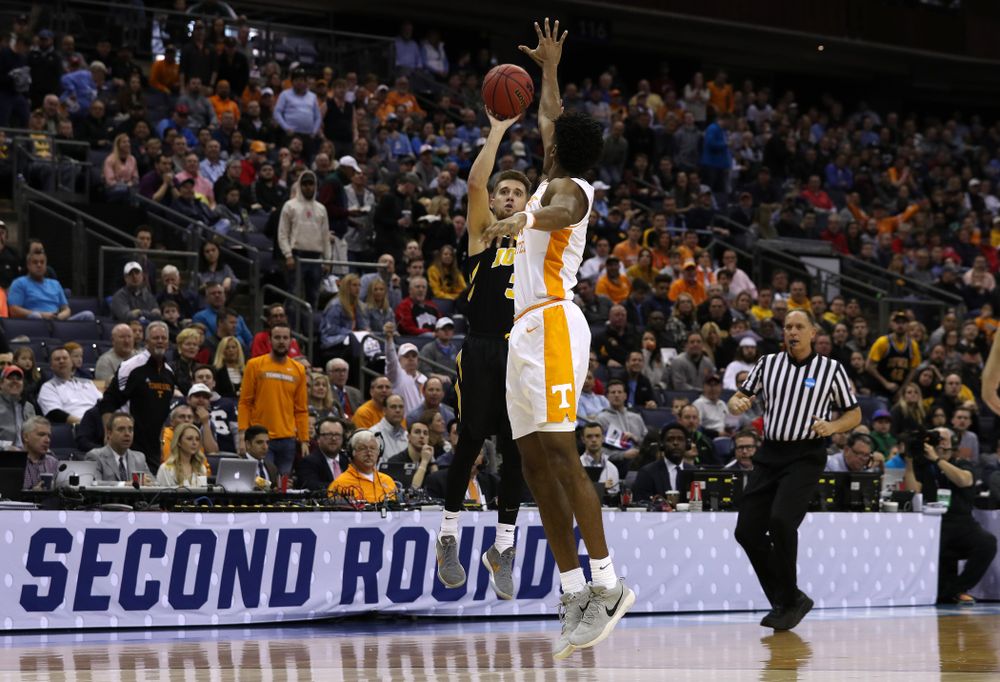 Iowa Hawkeyes guard Jordan Bohannon (3) against the Tennessee Volunteers in the second round of the 2019 NCAA Men's Basketball Tournament Sunday, March 24, 2019 at Nationwide Arena in Columbus, Ohio. (Brian Ray/hawkeyesports.com)