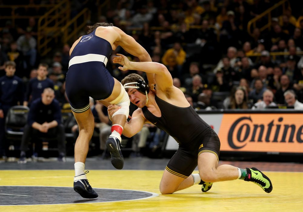 Iowa’s Jacob Warner wrestles Penn State’s Shakur Rasheed at 197 pounds Friday, January 31, 2020 at Carver-Hawkeye Arena. Warner won the match 4-2. (Brian Ray/hawkeyesports.com)