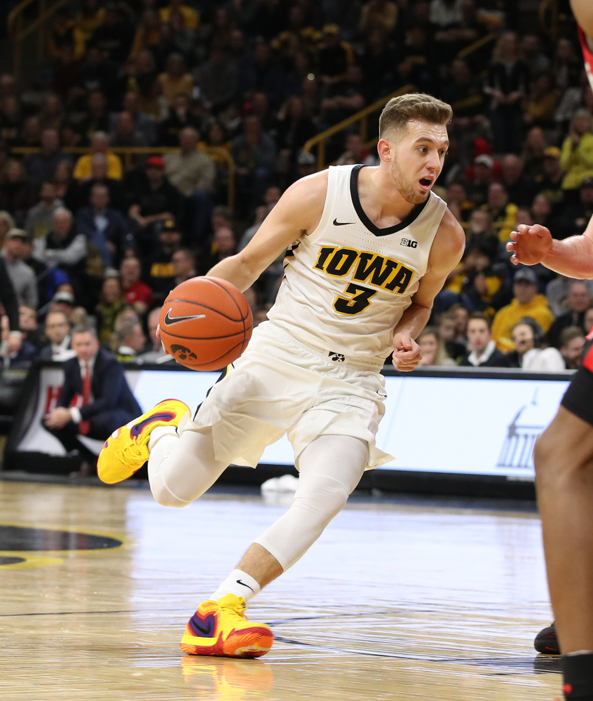 Iowa Hawkeyes guard Jordan Bohannon (3) against the Ohio State Buckeyes Saturday, January 12, 2019 at Carver-Hawkeye Arena. (Brian Ray/hawkeyesports.com)