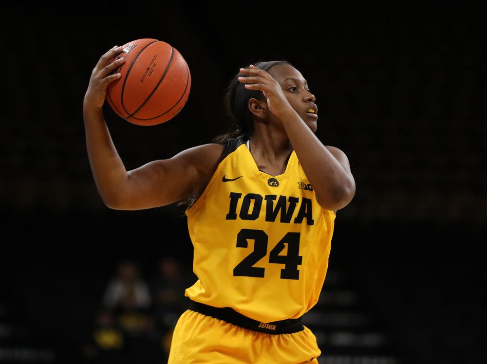 Iowa Hawkeyes guard Zion Sanders (24) against the Robert Morris Colonials Sunday, December 2, 2018 at Carver-Hawkeye Arena. (Brian Ray/hawkeyesports.com)