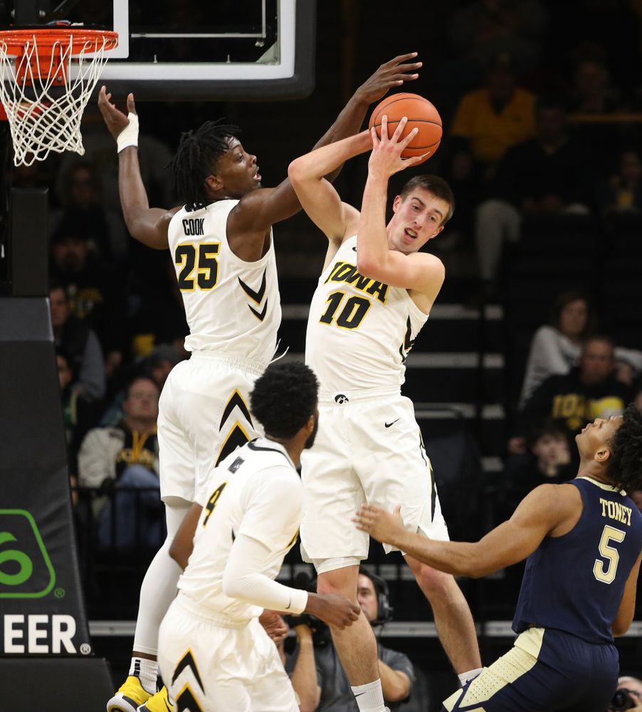 Iowa Hawkeyes guard Joe Wieskamp (10) against the Pitt Panthers Tuesday, November 27, 2018 at Carver-Hawkeye Arena. (Brian Ray/hawkeyesports.com)