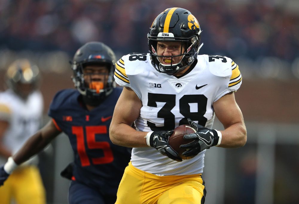 Iowa Hawkeyes tight end T.J. Hockenson (38) scores against the Illinois Fighting Illini Saturday, November 17, 2018 at Memorial Stadium in Champaign, Ill. (Brian Ray/hawkeyesports.com)