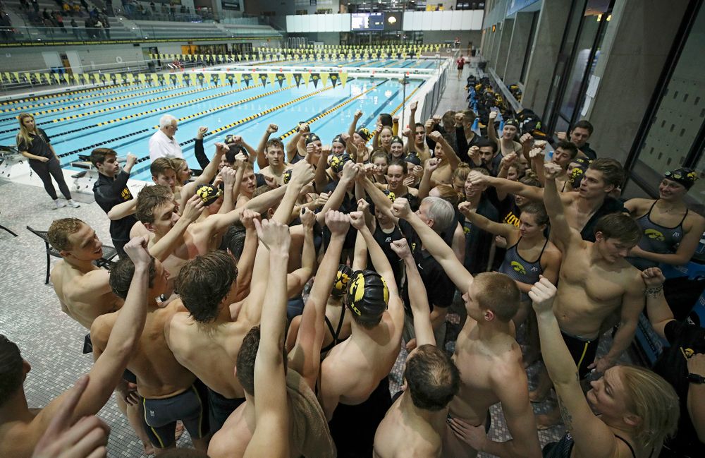 The Hawkeyes huddle after their meet at the Campus Recreation and Wellness Center in Iowa City on Friday, February 7, 2020. (Stephen Mally/hawkeyesports.com)