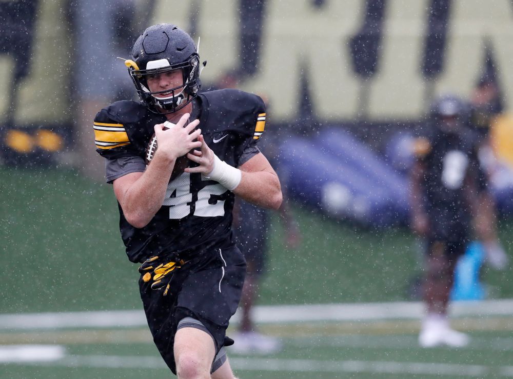 Iowa Hawkeyes tight end Shaun Beyer (42) during camp practice No. 15 Monday, August 20, 2018 at the Hansen Football Performance Center. (Brian Ray/hawkeyesports.com)