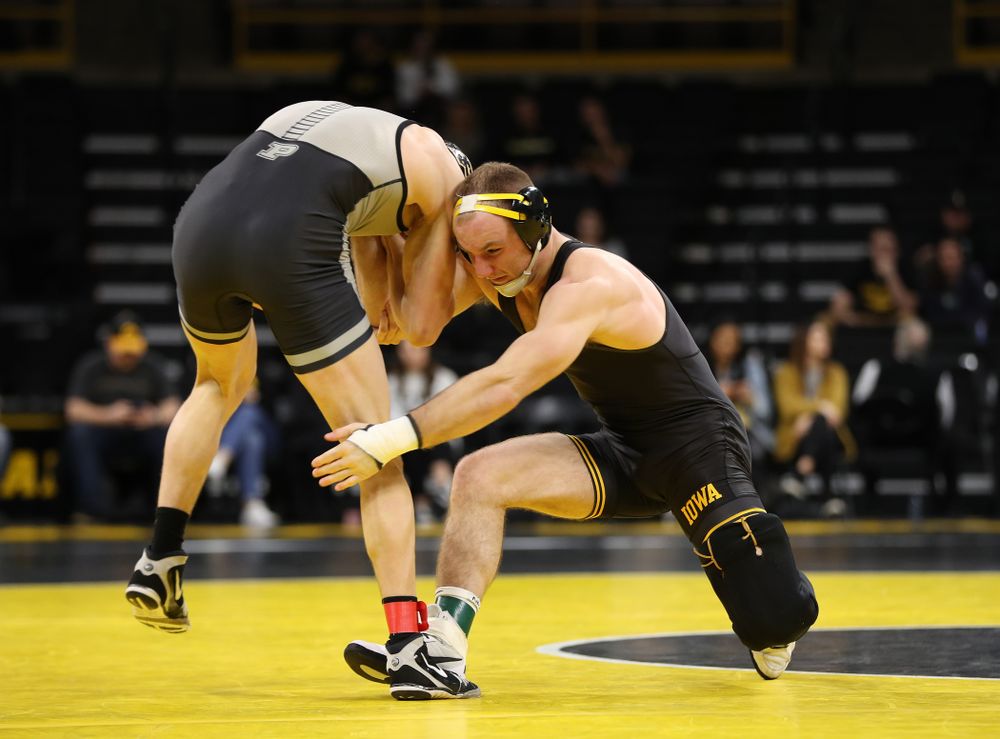Iowa's Alex Marinelli wrestles Purdue's Cole Wysocki at 165 pounds Saturday, November 24, 2018 at Carver-Hawkeye Arena. (Brian Ray/hawkeyesports.com)