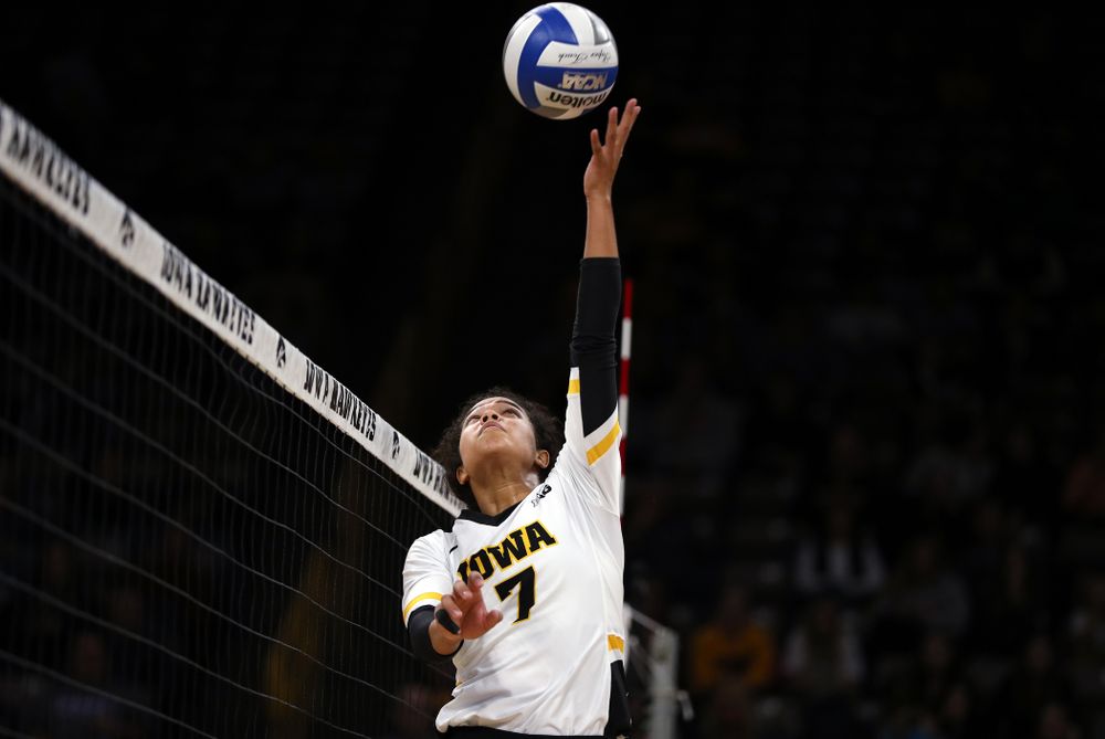 Iowa Hawkeyes setter Gabrielle Orr (7) against the Ohio State Buckeyes Saturday, November 24, 2018 at Carver-Hawkeye Arena. (Brian Ray/hawkeyesports.com)