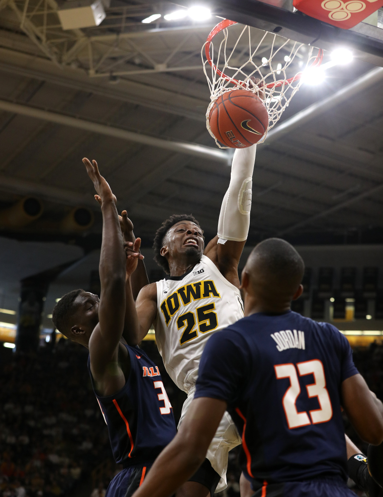 Iowa Hawkeyes forward Tyler Cook (25) dunks the ball against the Illinois Fighting Illini Sunday, January 20, 2019 (Brian Ray/hawkeyesports.com)