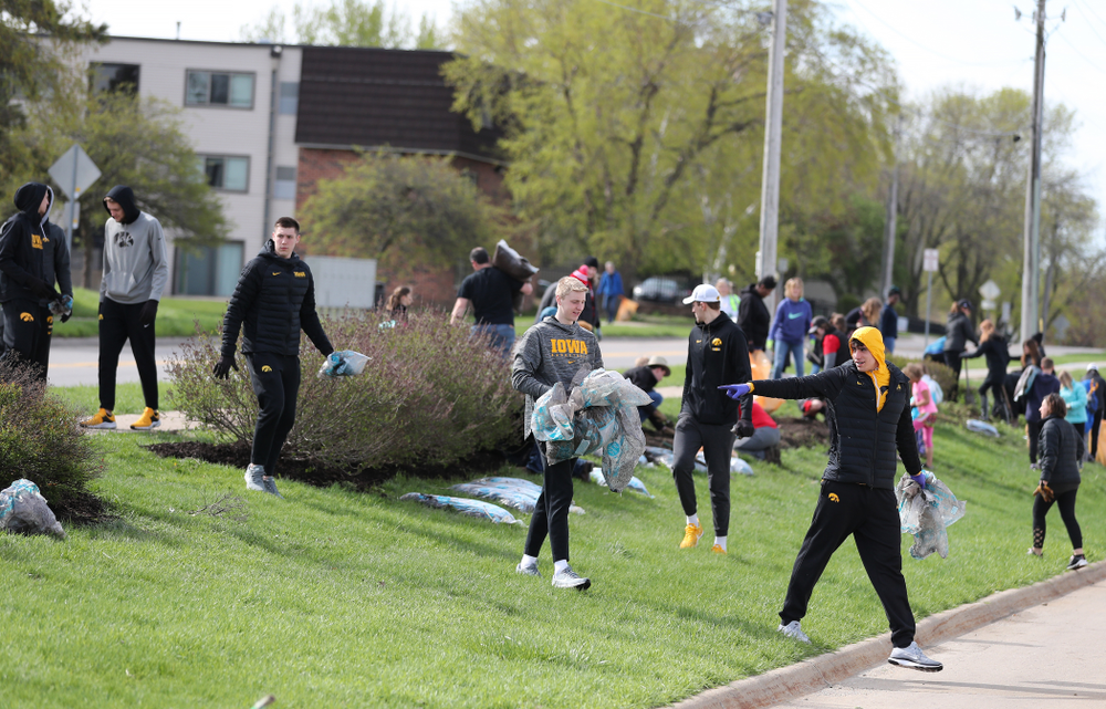Members fo the Iowa MenÕs Basketball team volunteer with the South District Neighborhood Clean-up during the annual Iowa Athletics Day of Caring Sunday, April 28, 2019 in Iowa City. (Brian Ray/hawkeyesports.com)