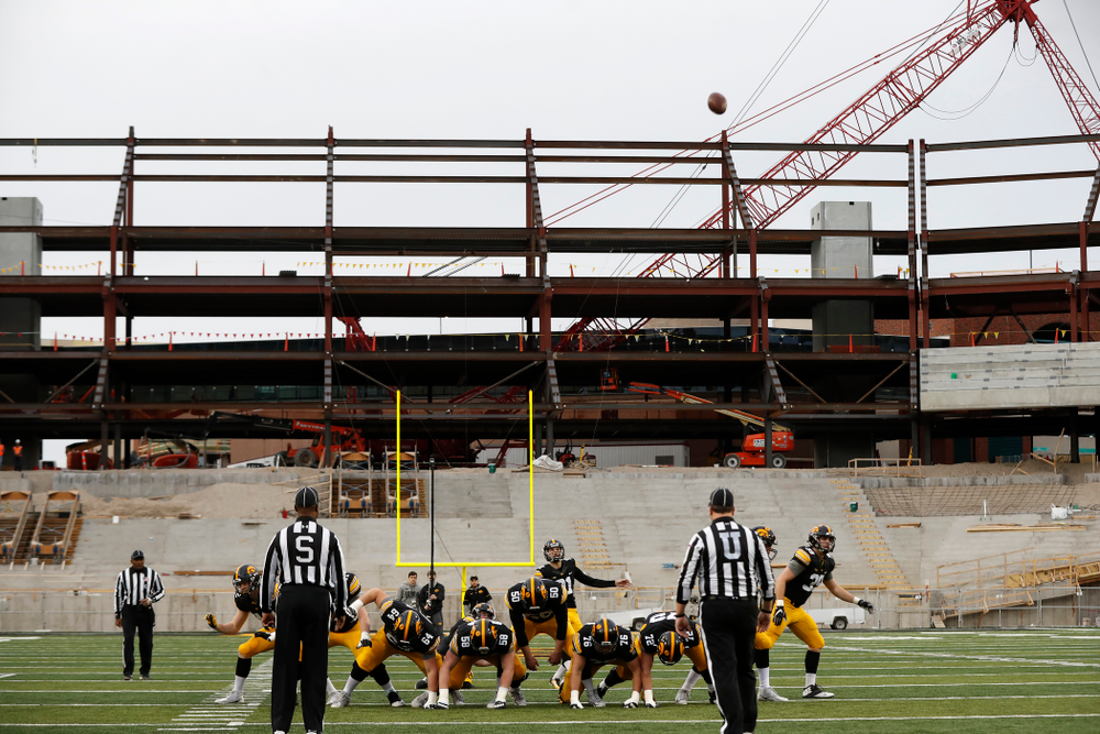 Iowa Hawkeyes place kicker Miguel Recinos (91) during the final spring practice Friday, April 20, 2018 at Kinnick Stadium. (Brian Ray/hawkeyesports.com)
