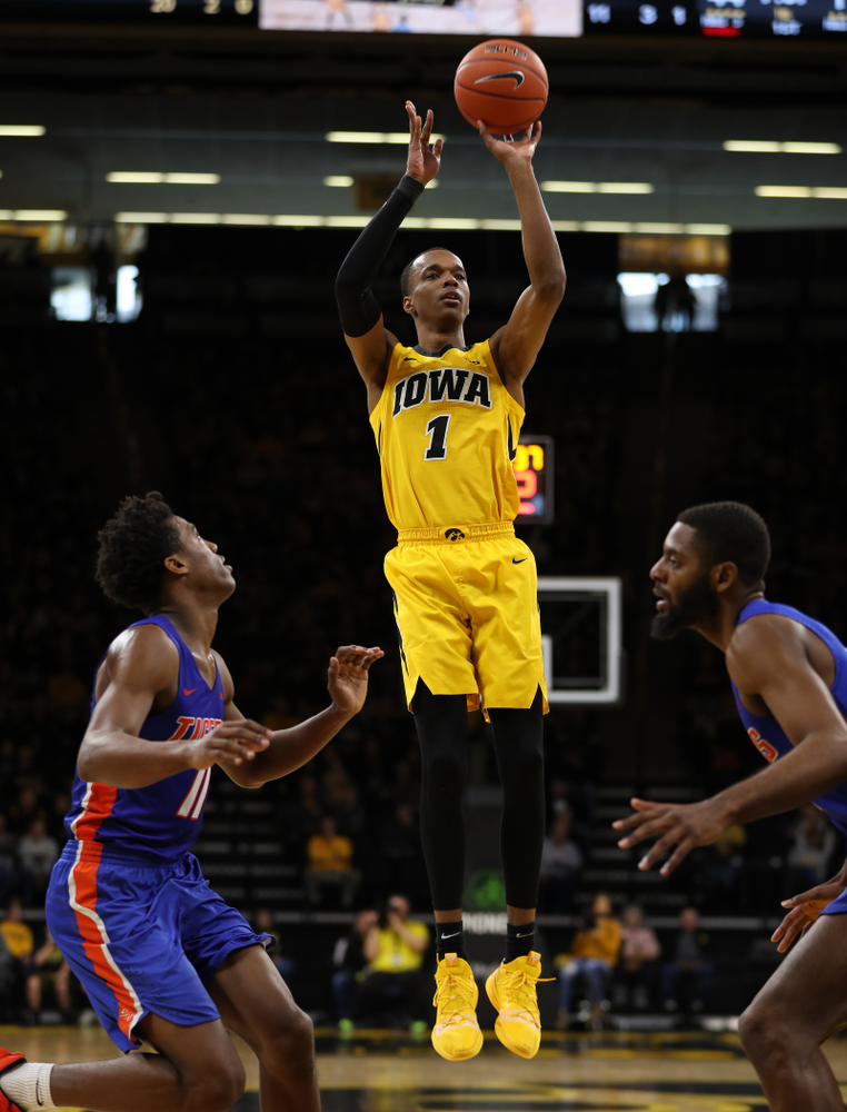 Iowa Hawkeyes guard Maishe Dailey (1) against the Savannah State Tigers Saturday, December 22, 2018 at Carver-Hawkeye Arena. (Brian Ray/hawkeyesports.com)
