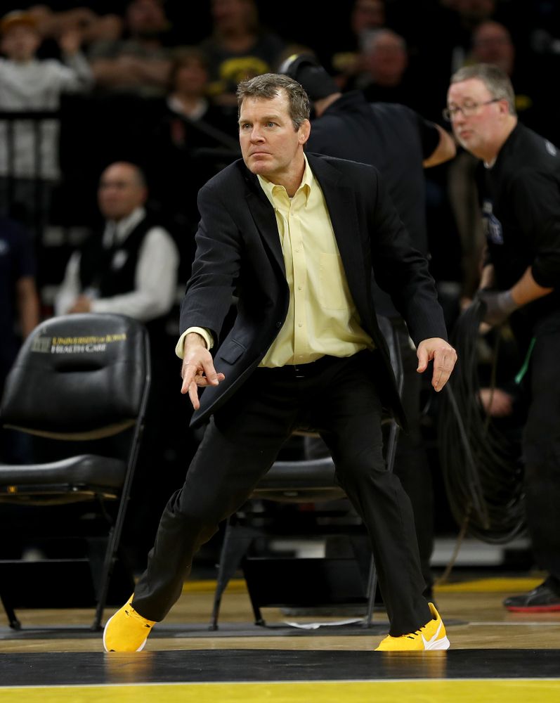 Head Coach Tom Brands works the edge of the mat as Iowa’s Austin DeSanto wrestles Ohio State’s Jordan Decatur at 133 pounds Friday, January 24, 2020 at Carver-Hawkeye Arena. DeSanto won the match with a 21-3 tech fall. (Brian Ray/hawkeyesports.com)