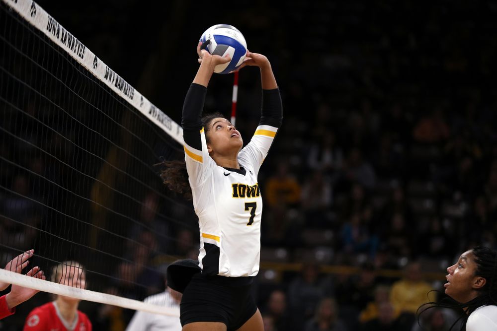 Iowa Hawkeyes setter Gabrielle Orr (7) against the Ohio State Buckeyes Saturday, November 24, 2018 at Carver-Hawkeye Arena. (Brian Ray/hawkeyesports.com)