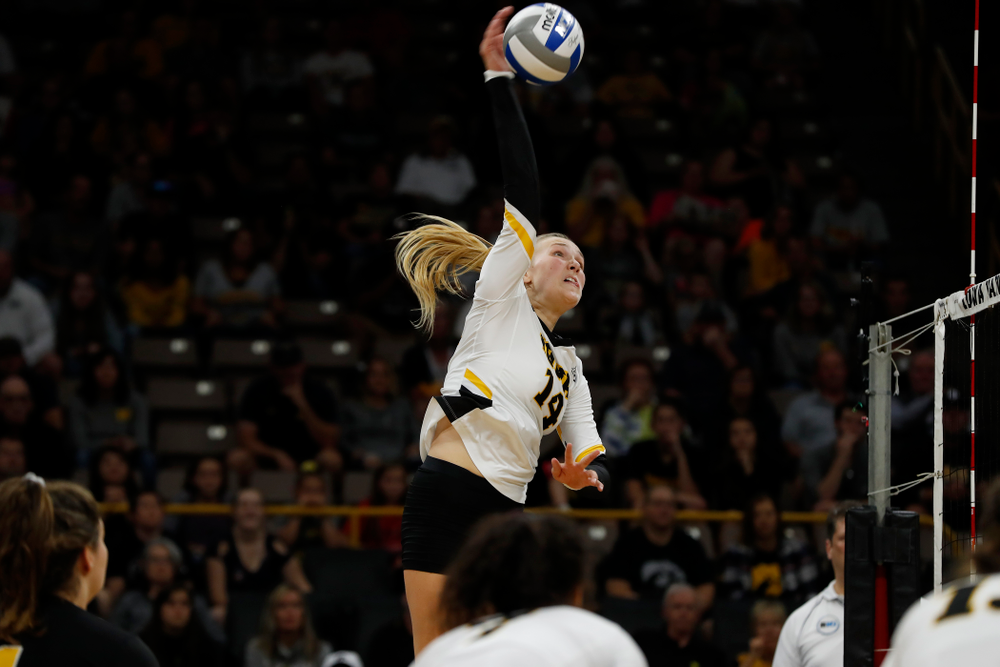 Iowa Hawkeyes outside hitter Cali Hoye (14) against the Michigan Wolverines Sunday, September 23, 2018 at Carver-Hawkeye Arena. (Brian Ray/hawkeyesports.com)