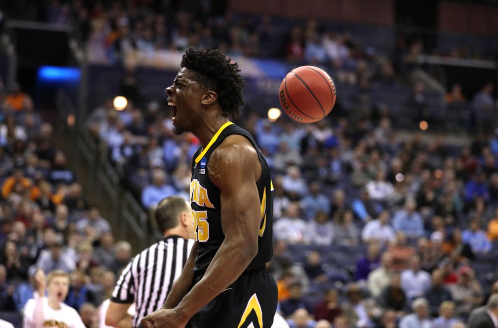 Iowa Hawkeyes forward Tyler Cook (25) against the Tennessee Volunteers in the second round of the 2019 NCAA Men's Basketball Tournament Sunday, March 24, 2019 at Nationwide Arena in Columbus, Ohio. (Brian Ray/hawkeyesports.com)