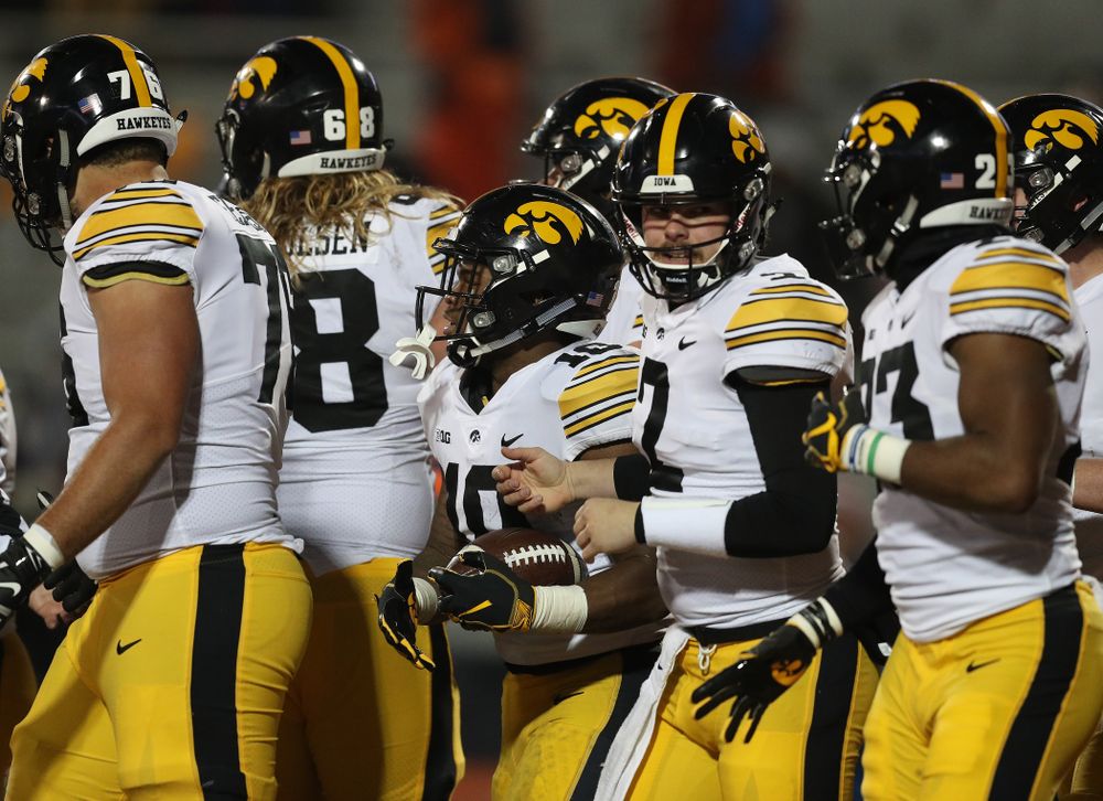 Iowa Hawkeyes running back Mekhi Sargent (10) scores against the Illinois Fighting Illini Saturday, November 17, 2018 at Memorial Stadium in Champaign, Ill. (Brian Ray/hawkeyesports.com)