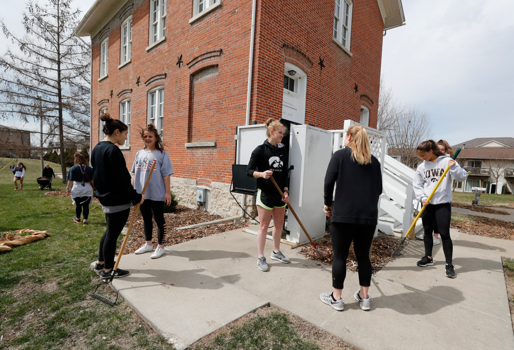 Members of the Iowa Field Hockey Team volunteer during the Iowa Athletics Department's annual Day of Caring Sunday, April 22, 2018. (Brian Ray/hawkeyesports.com)