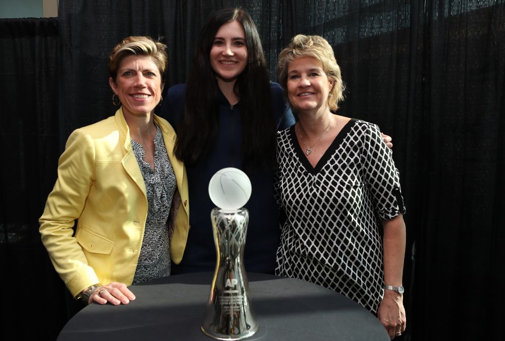 Iowa Hawkeyes forward Megan Gustafson (10) poses for photo with Iowa Hawkeyes head coach Lisa Bluder and associate head coach Jan Jensen after winning the Associated Press Player Of The Year during a news conference Thursday, April 4, 2019 at Amalie Arena in Tampa, FL. (Brian Ray/hawkeyesports.com)