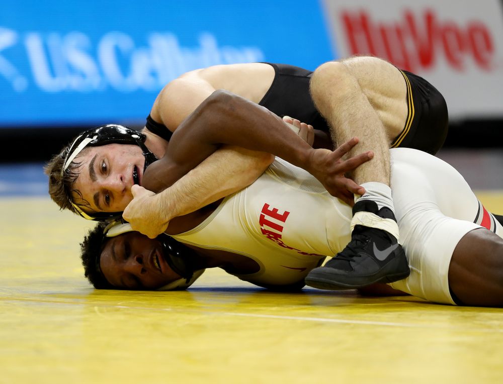 Iowa’s Austin DeSanto wrestles Ohio State’s Jordan Decatur at 133 pounds Friday, January 24, 2020 at Carver-Hawkeye Arena. DeSanto won the match with a 21-3 tech fall. (Brian Ray/hawkeyesports.com)