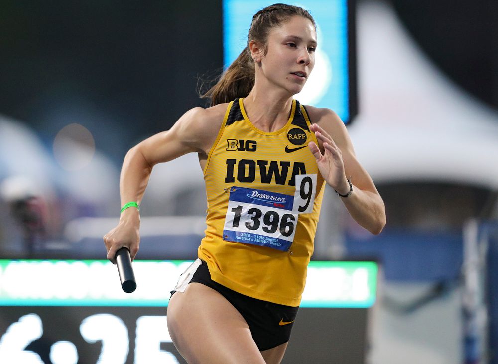 Iowa's Mallory King runs the women's 3200 meter relay event during the second day of the Drake Relays at Drake Stadium in Des Moines on Friday, Apr. 26, 2019. (Stephen Mally/hawkeyesports.com)