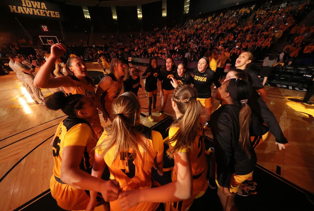 The Iowa Hawkeyes gather before their game against the Maryland Terrapins Thursday, January 9, 2020 at Carver-Hawkeye Arena. (Brian Ray/hawkeyesports.com)