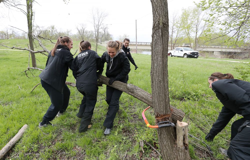 Members of the WomenÕs Soccer team volunteer with the Iowa City Public Works department along the Iowa River during the annual Iowa Athletics Day of Caring Sunday, April 28, 2019 in Iowa City. (Brian Ray/hawkeyesports.com)