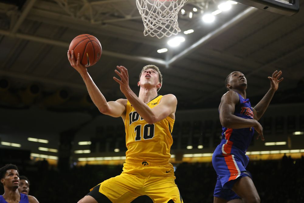 Iowa Hawkeyes guard Joe Wieskamp (10) against the Savannah State Tigers Saturday, December 22, 2018 at Carver-Hawkeye Arena. (Brian Ray/hawkeyesports.com)