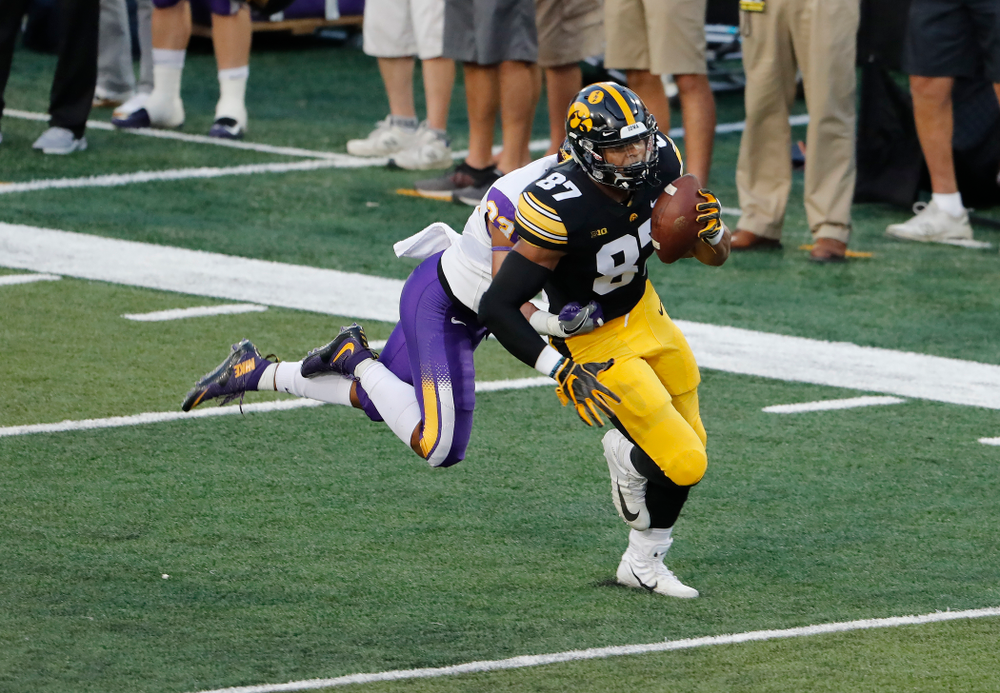 Iowa Hawkeyes tight end Noah Fant (87) picks up a first down against the Northern Iowa Panthers Saturday, September 15, 2018 at Kinnick Stadium. (Brian Ray/hawkeyesports.com)