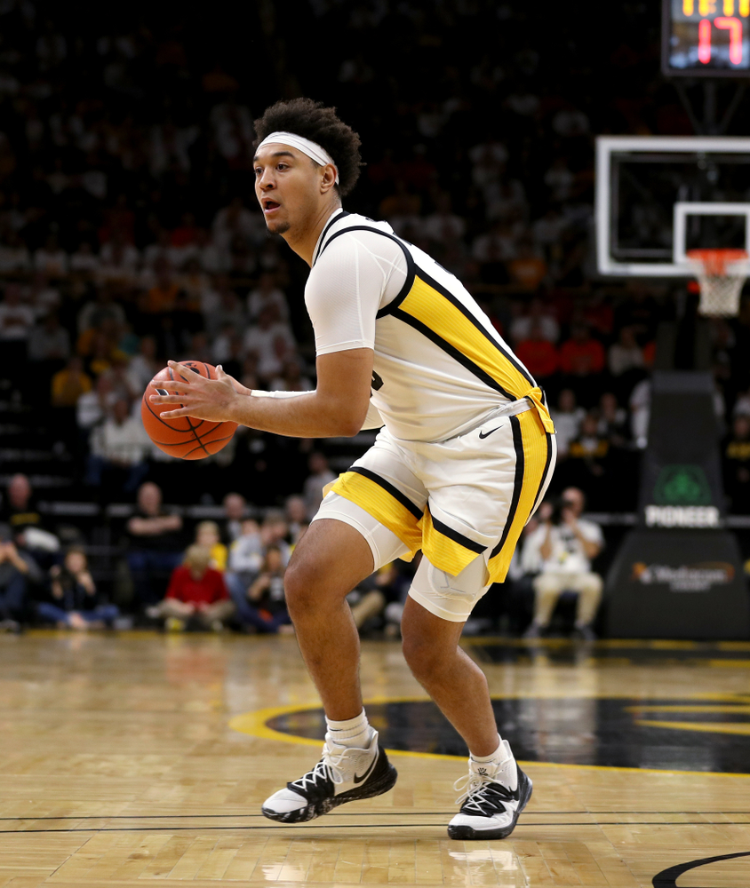 Iowa Hawkeyes forward Cordell Pemsl (35) against the Illinois Fighting Illini Sunday, February 2, 2020 at Carver-Hawkeye Arena. (Brian Ray/hawkeyesports.com)