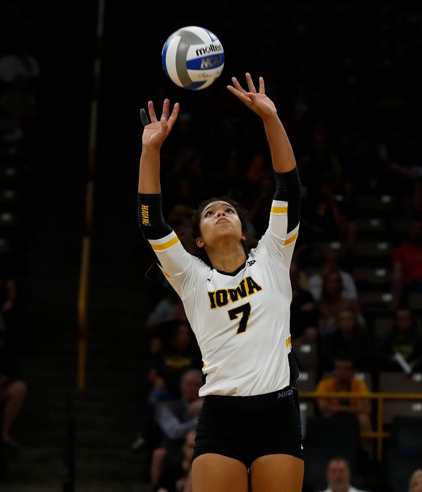 Iowa Hawkeyes setter Gabrielle Orr (7) against the Michigan Wolverines Sunday, September 23, 2018 at Carver-Hawkeye Arena. (Brian Ray/hawkeyesports.com)