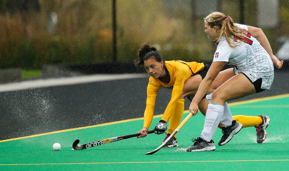 Iowa Hawkeyes defender Isabella Brown (10) passes the ball during a game against Stanford at Grant Field on October 7, 2018. (Tork Mason/hawkeyesports.com)