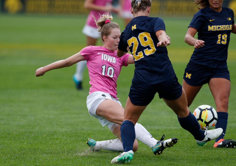 Iowa Hawkeyes Natalie Winters (10) against Michigan Sunday, October 14, 2018 at the Iowa Soccer Complex. (Brian Ray/hawkeyesports.com)