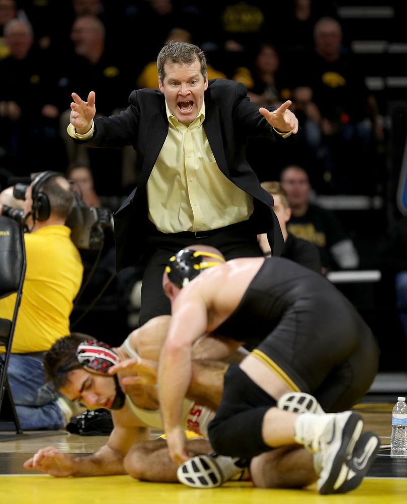 Iowa head coach Tom Brands yells to Alex Marinelli as he wrestles Ohio State’s Ethan Smith at 165 pounds Friday, January 24, 2020 at Carver-Hawkeye Arena. Marinelli won the match 14-10. (Brian Ray/hawkeyesports.com)
