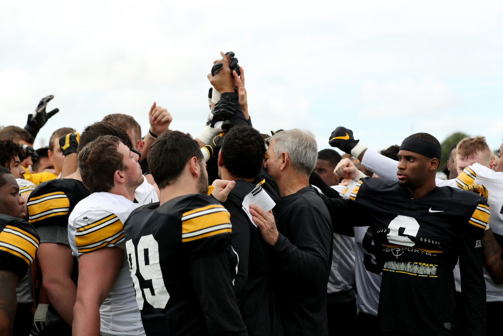 Former Hawkeye Football player Quinn Early breaks it down with the team following Holiday Bowl Practice No. 3 Tuesday, December 24, 2019 at San Diego Mesa College. (Brian Ray/hawkeyesports.com)
