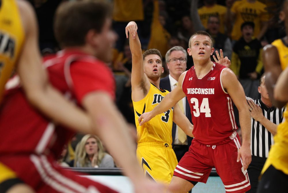 Iowa Hawkeyes guard Jordan Bohannon (3) against the Wisconsin Badgers Friday, November 30, 2018 at Carver-Hawkeye Arena. (Brian Ray/hawkeyesports.com)