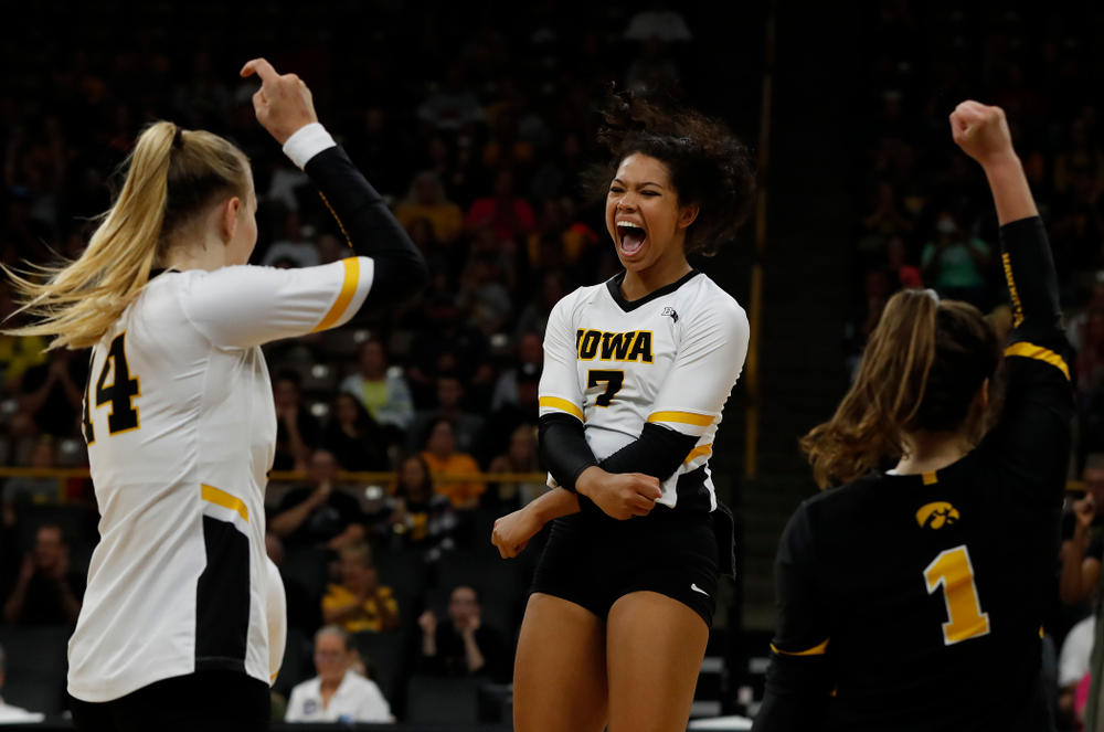 Iowa Hawkeyes setter Gabrielle Orr (7) against the Michigan Wolverines Sunday, September 23, 2018 at Carver-Hawkeye Arena. (Brian Ray/hawkeyesports.com)