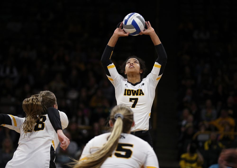 Iowa Hawkeyes setter Gabrielle Orr (7) against the Ohio State Buckeyes Saturday, November 24, 2018 at Carver-Hawkeye Arena. (Brian Ray/hawkeyesports.com)