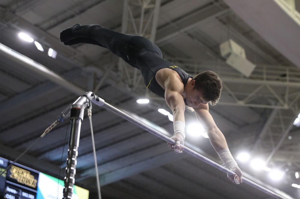 Iowa's Mitch Mandozzi competes on the high bar against the Ohio State Buckeyes Saturday, March 16, 2019 at Carver-Hawkeye Arena. (Brian Ray/hawkeyesports.com)