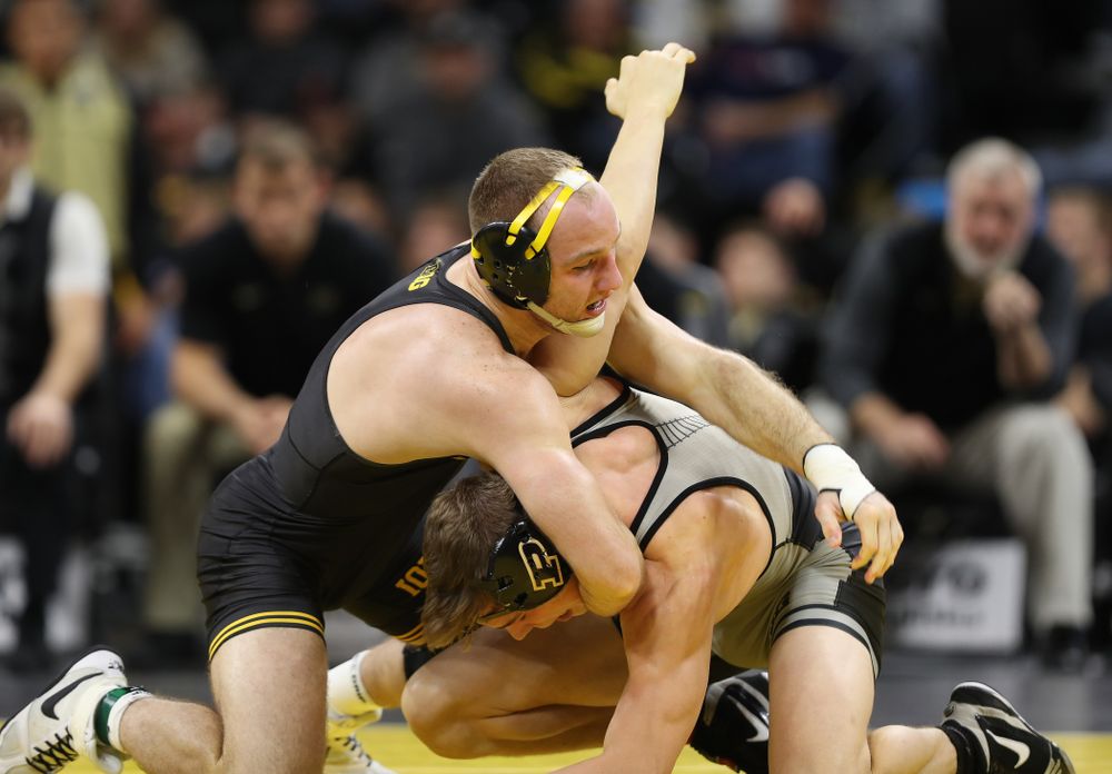 Iowa's Alex Marinelli wrestles Purdue's Cole Wysocki at 165 pounds Saturday, November 24, 2018 at Carver-Hawkeye Arena. (Brian Ray/hawkeyesports.com)