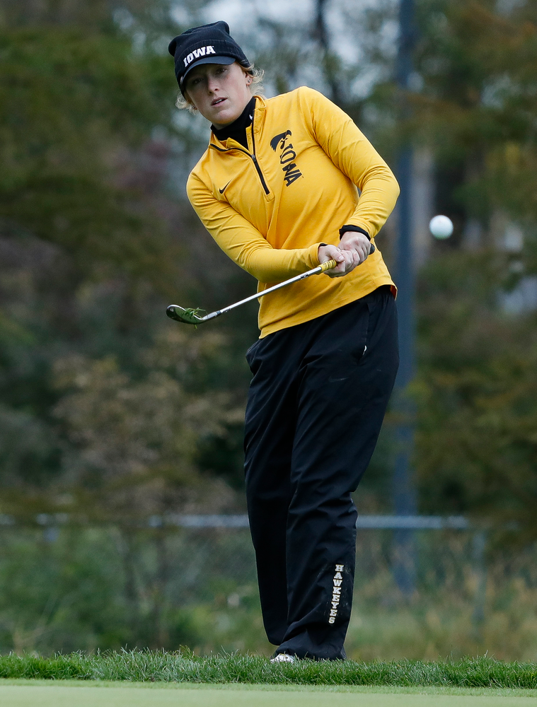 Iowa's Kristin Glesne chips onto the green during the Diane Thomason Invitational at Finkbine Golf Course on September 29, 2018. (Tork Mason/hawkeyesports.com)