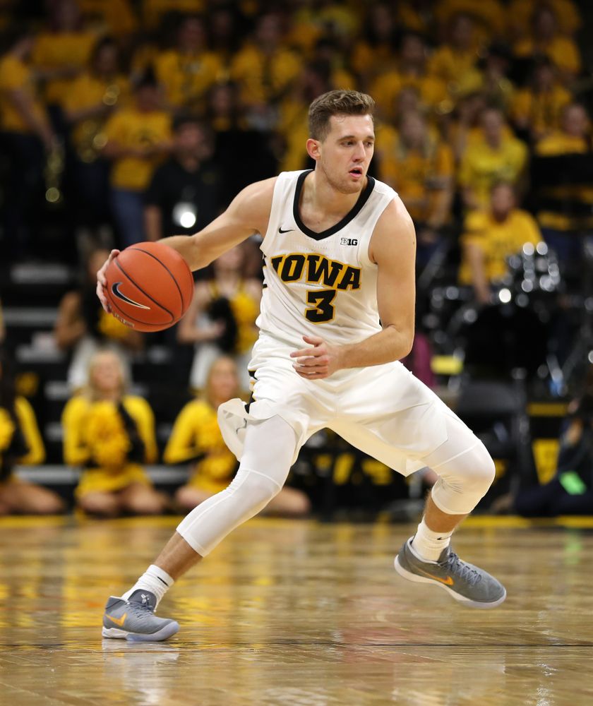Iowa Hawkeyes guard Jordan Bohannon (3) against UW Green Bay Sunday, November 11, 2018 at Carver-Hawkeye Arena. (Brian Ray/hawkeyesports.com)