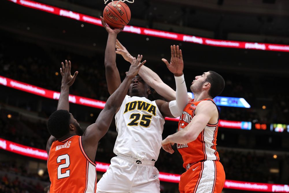 Iowa Hawkeyes forward Tyler Cook (25) against the Illinois Fighting Illini in the 2019 Big Ten Men's Basketball Tournament Thursday, March 14, 2019 at the United Center in Chicago. (Brian Ray/hawkeyesports.com)