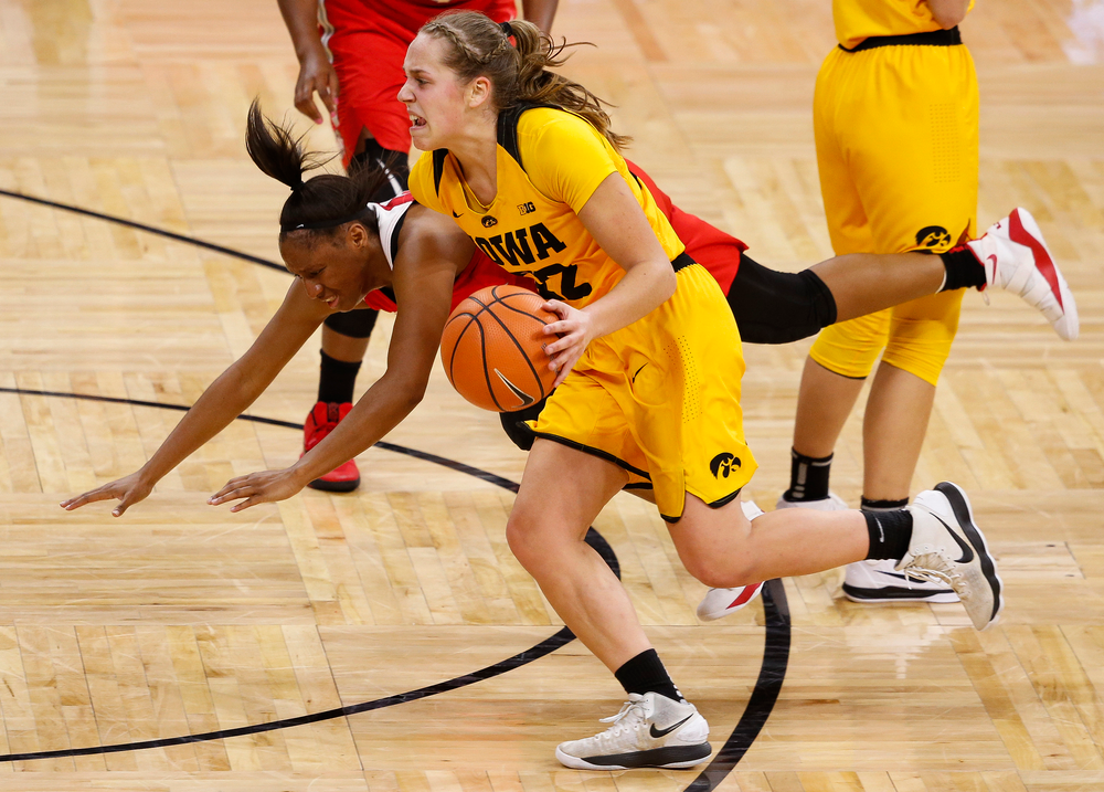 Iowa Hawkeyes guard Kathleen Doyle (22) drives into the lane during a game against the Ohio State Buckeyes at Carver-Hawkeye Arena on January 25, 2018. (Tork Mason/hawkeyesports.com)
