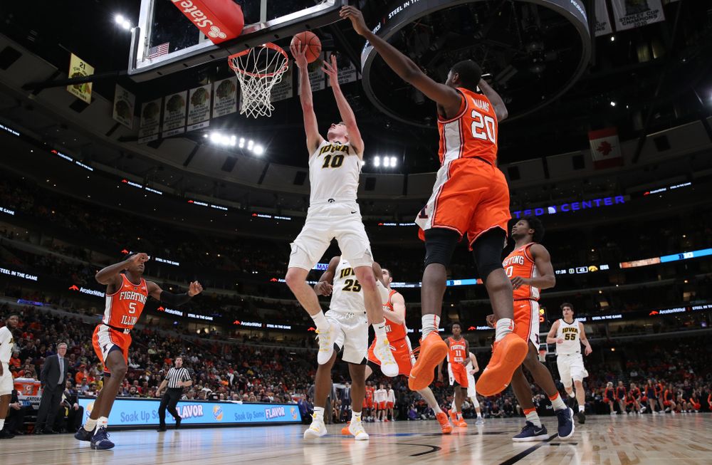 Iowa Hawkeyes guard Joe Wieskamp (10) against the Illinois Fighting Illini in the 2019 Big Ten Men's Basketball Tournament Thursday, March 14, 2019 at the United Center in Chicago. (Brian Ray/hawkeyesports.com)